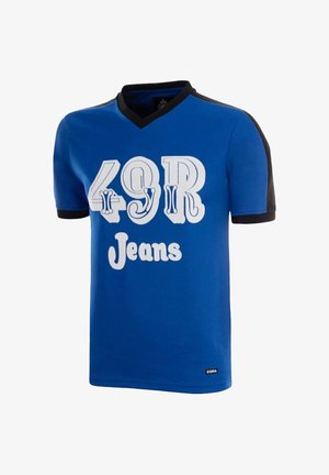 Blauw T-shirt met korte mouwen en V-hals met zwarte randen op de schouders en mouwen, witte tekst "49R Jeans" aan de voorkant en een klein "COPA" label bij de zoom.
