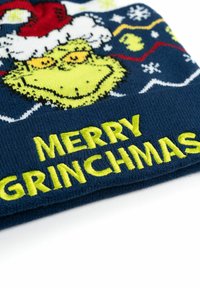 Cappello lavorato a maglia blu con un design del Grinch che indossa un cappello di Babbo Natale, testo ricamato in giallo che recita "MERRY GRINCHMAS" e motivi di fiocchi di neve bianchi.