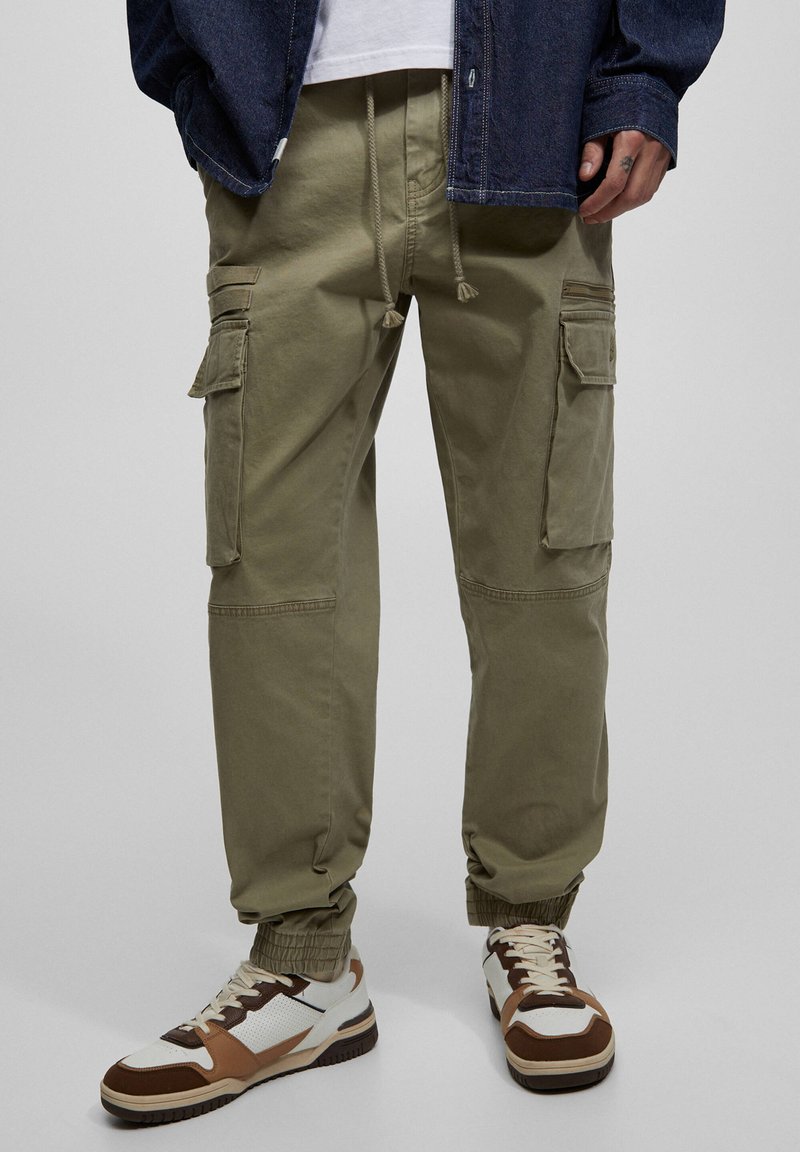 PULL&BEAR JOGGERS Cargobroek dark green/donkergroen Zalando.nl