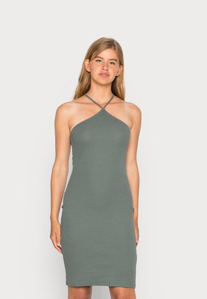 Vestido midi sem mangas, em verde oliva, com decote halter e alças cruzadas, apresentando uma silhueta ajustada e uma bainha até os joelhos.