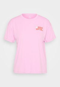 Roza majica s kratkimi rokavi, izdelana iz gladkega materiala, z kontrastnim oranžnim grafičnim napisom "Aloha Rip Curl" na prsih.