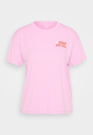 T-shirt rose à manches courtes en tissu lisse, présentant un graphique contrastant orange "Aloha Rip Curl" sur la poitrine.