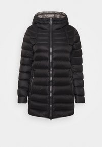 Černý prošívaný kabát s kapucí, s prošitými sekcemi, zapínáním na zip vpředu a bočními kapsami. Hladká textura a lesklý povrch.