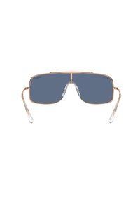 Occhiali da sole in metallo dorato con grandi lenti rettangolari blu. Tempie in plastica trasparente e un ponte stretto che collega le lenti. Design minimalista.