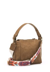 Borsa a mano in pelle marrone dalla forma strutturata, con una tracolla in tessuto ricamato dai colori vivaci e un piccolo tag rettangolare allegato.