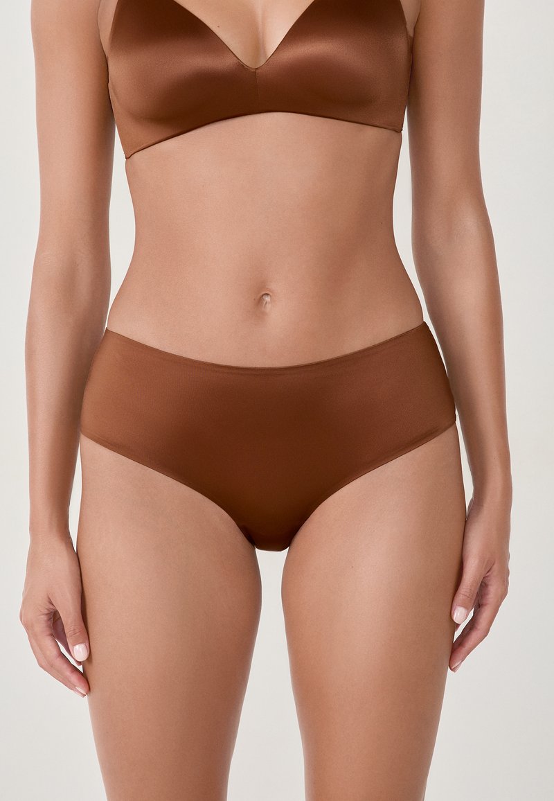 Intimo marrone senza cuciture realizzato in tessuto morbido, con un design a copertura totale e un vita bassa dai bordi minimalisti.