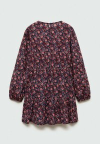 Blommig långärmad klänning i mörk marinblått med röda och rosa blommor, rynkad midja och rund halsringning med en nyckelhålknäppning bak.