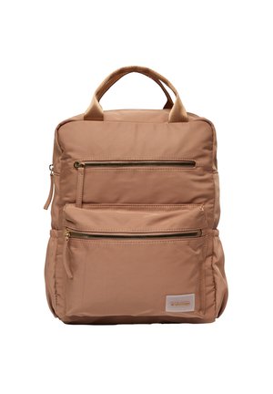 Hellbrauner Rucksack aus Nylon, ausgestattet mit zwei vorderen Reißverschlussfächern, einem Tragegriff oben und beigen Riemen. Glatte Textur mit minimalem Branding.