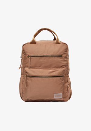 Jasnobrązowy plecak wykonany z nylonu, z dwoma przednimi kieszeniami na zamek, górnym uchwytem i beżowymi paskami. Gładka faktura z minimalnym brandingiem.