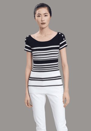 Top de punto a rayas en blanco y negro con mangas cortas y botones decorativos en los hombros, combinado con pantalones blancos; textura suave, diseño ajustado.