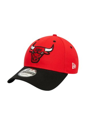 Berretto da baseball regolabile rosso e nero con logo Chicago Bulls sul davanti e logo New Era sul lato.