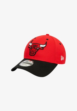 Berretto da baseball regolabile rosso e nero con logo Chicago Bulls sul davanti e logo New Era sul lato.