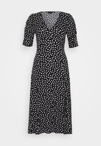 Šaty s puntíky v černé a bílé barvě, obsahující krátké nabírané rukávy, výstřih do V a rozšířenou siluetu s bočním rozparkem.