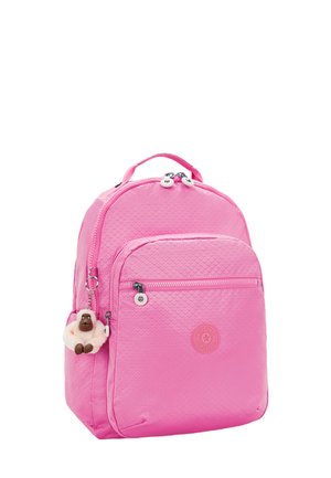 Zaino rosa con un design testurizzato e trapuntato. Presenta tasche laterali con cerniera e un ciondolo sul cursore della cerniera che assomiglia a una scimmia o a un gorilla.