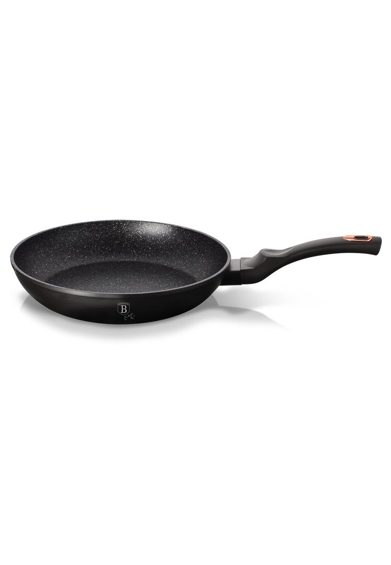 Schwarze antihaftbeschichtete Bratpfanne mit glatter Oberfläche, runder Form und einem strukturierten Griff mit Kupferakzent.