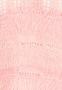 Weicher, rosa gestrickter Stoff mit einem zarten, spitzenartigen Muster und fransigen, pelzigen strukturierten Streifen.
