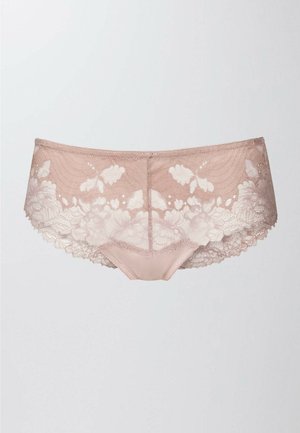 Culotte taille basse en dentelle rose pâle avec un motif floral, présentant des côtés en dentelle transparente et un panneau avant et arrière en satin lisse.