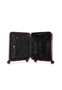 Otevřený vínově červený tvrdý kufr s černým interiérem, síťovými zipovými kapsami na jedné straně a elastickými křížovými popruhy na straně druhé.
