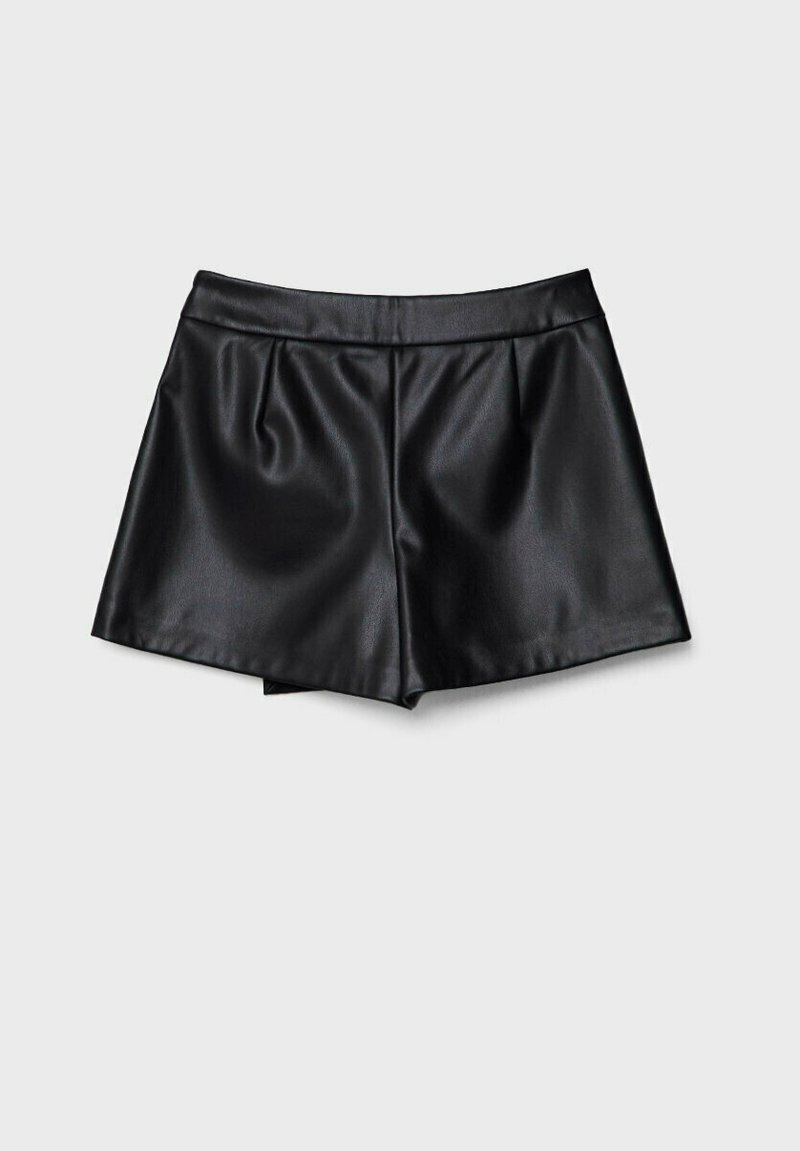 Pantaloni corti neri in ecopelle con una consistenza liscia, fronte plissettato e ampia vita. Taglio a mezza coscia per una vestibilità su misura.