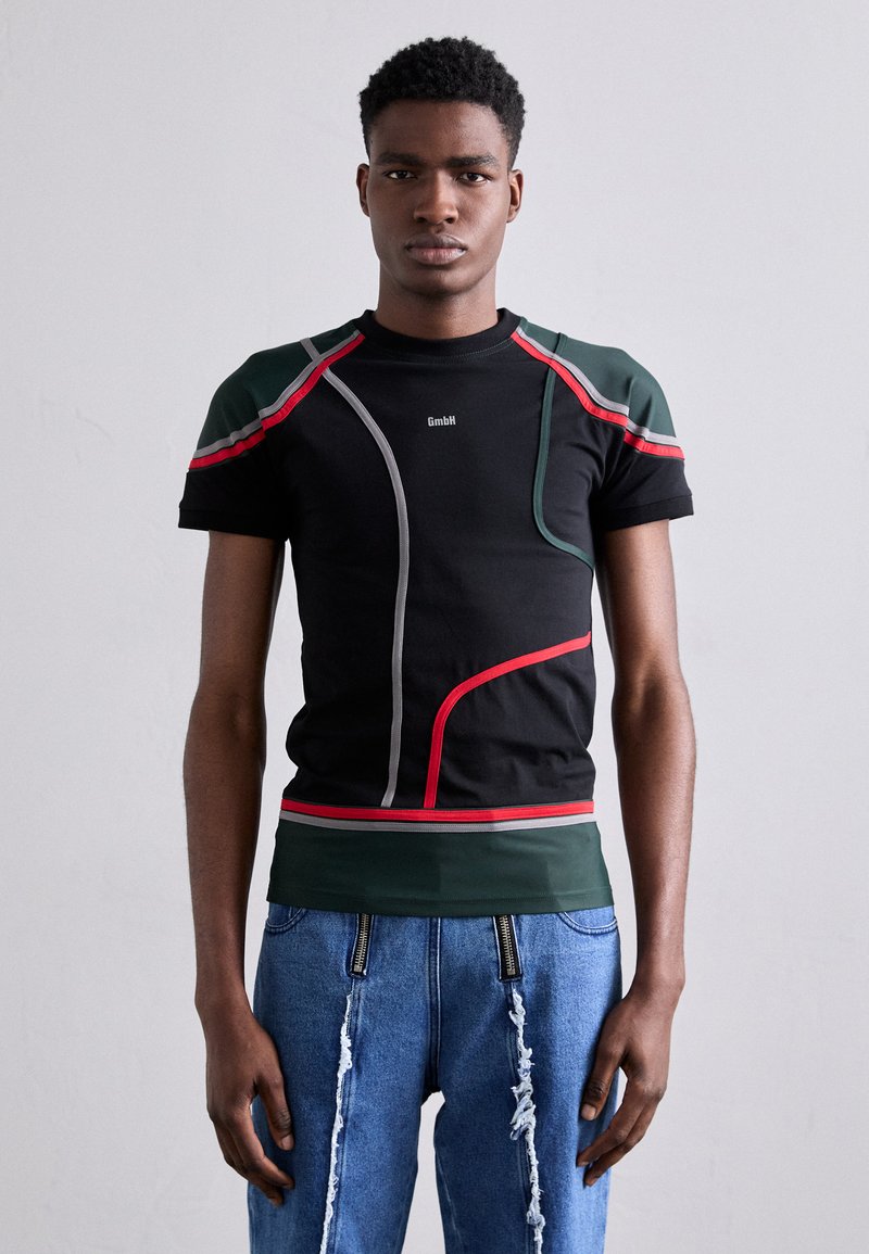 GmbH WILHELM - Print T-shirt - black/green/red/white