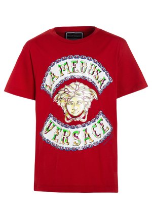 Rotes T-Shirt mit kurzen Ärmeln, zentralem Medusa-Kopf-Logo und mehrfarbigem "LA MEDUSA VERSACE" Text, umrahmt von blauen Ketten.