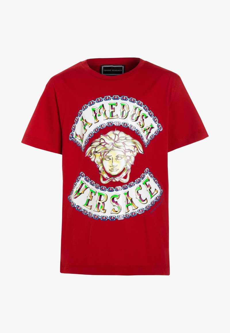 T-shirt rouge à manches courtes avec un logo central tête de Méduse et du texte multicolore "LA MEDUSA VERSACE" encadré par des chaînes bleues.
