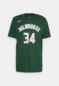 Zelené bavlněné tričko s nápisem "MILWAUKEE" a číslem "34" v bílé a zlaté barvě. Krátké rukávy a kulatý výstřih.