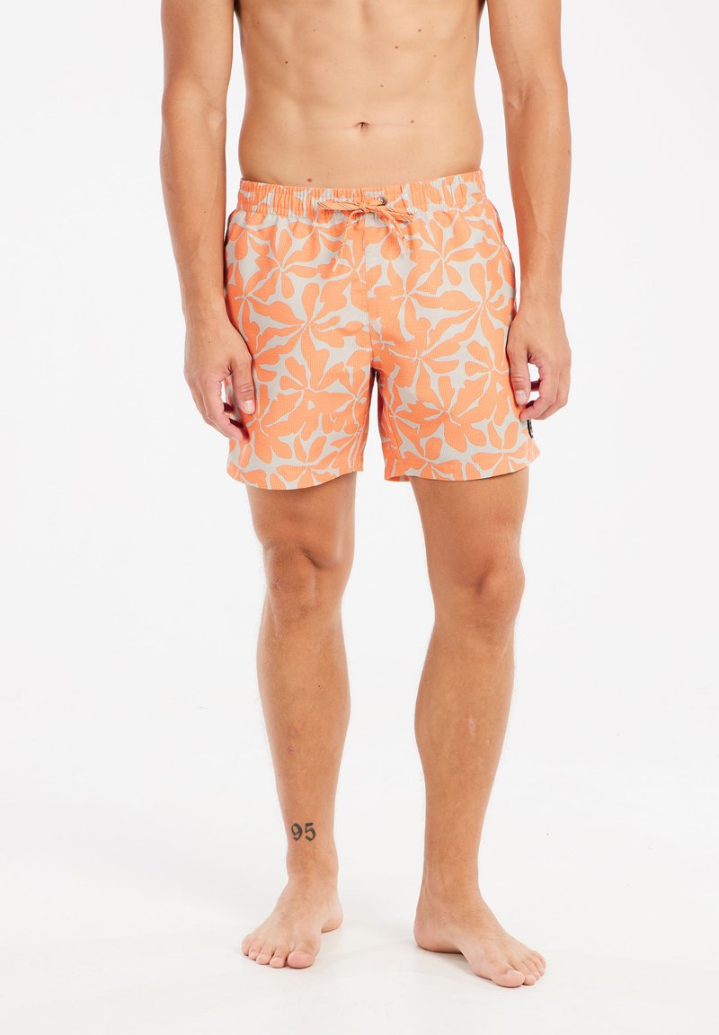 Oranje zwembroek met een wit bladerenpatroon, elastische tailleband met een trekkoord, knielang en een gladde stoftextuur.