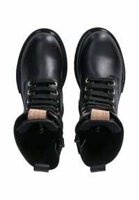 Stivali ankle in pelle nera con occhielli dorati, lacci neri e accenti testurizzati alla caviglia. Presentano una finitura liscia e un design a punta arrotondata.