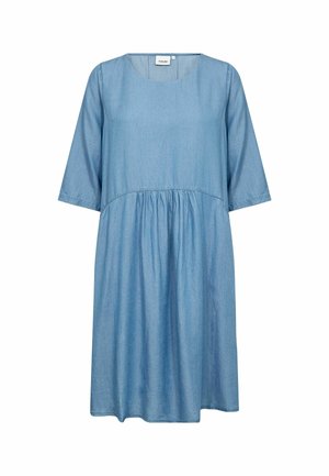 Hellblaues knielanges Kleid mit halblangen Ärmeln, rundem Ausschnitt und gerafftem Taillendetail.