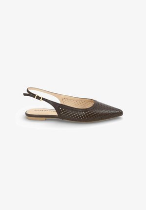 Brauner Leder-Slingback-Flachschuh mit spitz zulaufender Spitze, perforiertem Design und verstellbarem Schnallenriemen, beigem Innenfutter und flacher Sohle.