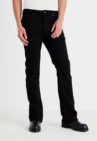 Svarta denimjeans med rak benDesign, knappstängning och framfickor. Slät textur och minimalistisk stil.
