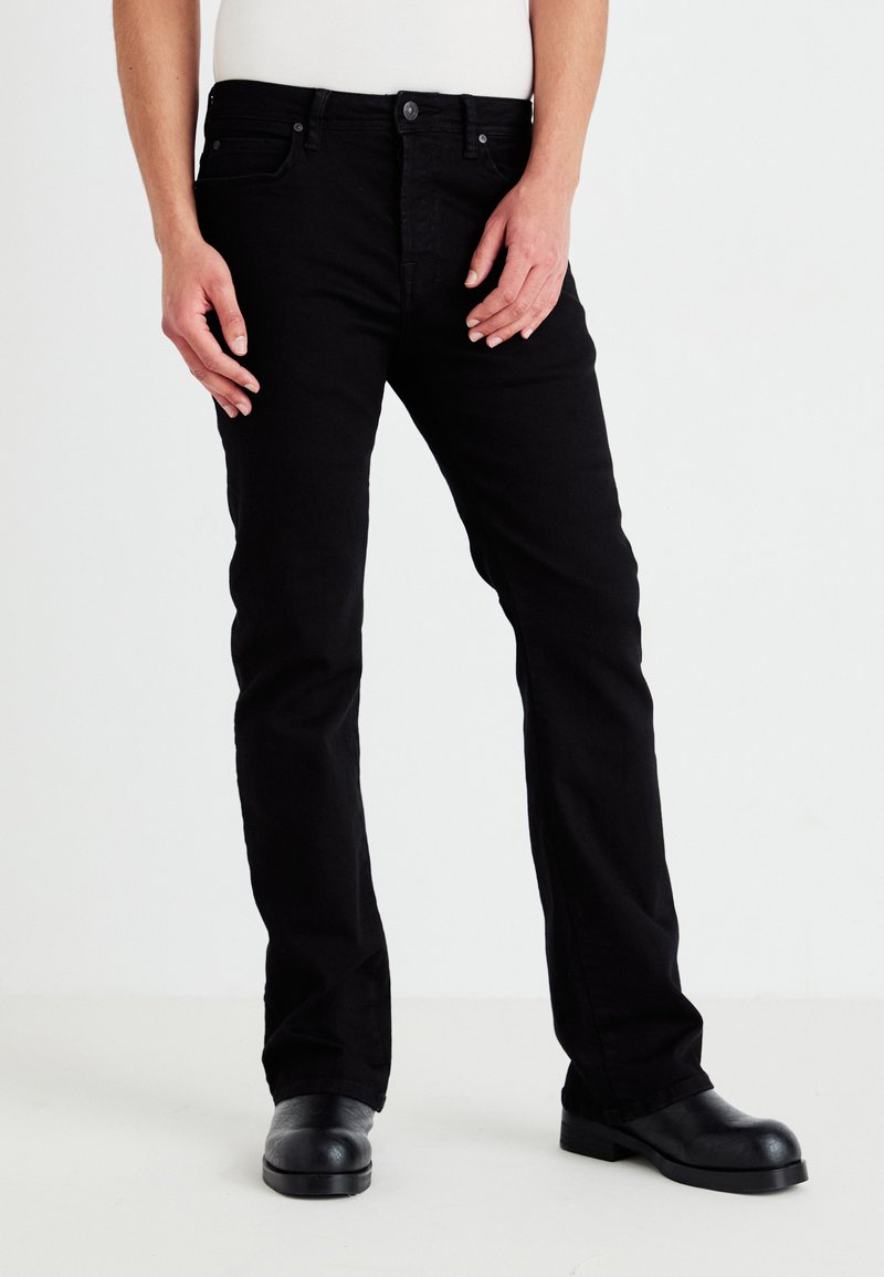 Svarta denimjeans med rak benDesign, knappstängning och framfickor. Slät textur och minimalistisk stil.