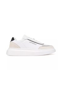 Baskets en cuir blanc avec une touche de suède texturé, présentant un design minimaliste, un embout rond, une semelle plate et un détail en noir au niveau du talon.
