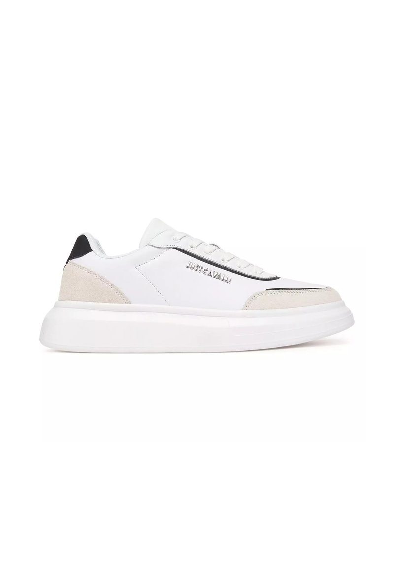 Baskets en cuir blanc avec une touche de suède texturé, présentant un design minimaliste, un embout rond, une semelle plate et un détail en noir au niveau du talon.