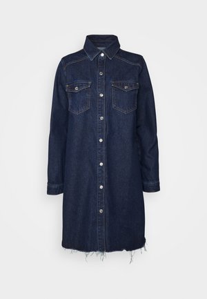 Dunkelblaues Jeanshemdkleid mit Kragen, vorderem Knopfverschluss, zwei Brusttaschen und fransigem Saum. Lange Ärmel mit Manschetten.