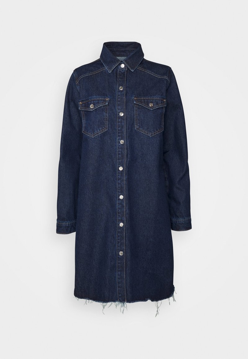 Robe chemise en denim bleu foncé avec un col, fermeture à bouton sur le devant, deux poches poitrine et ourlet effiloché. Manches longues avec poignets.