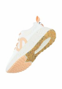 Weißer sportlicher Sneaker mit strukturiertem Obermaterial, Pfirsichakzenten und einer gesprenkelten Gummisohle. Verfügt über eine Zuglasche und ein seitliches Logo-Detail.