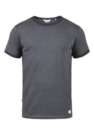 T-shirt à manches courtes gris foncé avec un col noir côtelé et un ourlet droit. Fabriqué à partir d'un tissu lisse et doux avec une petite étiquette sur le côté.