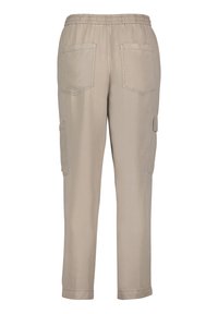 Beige cargo kalhoty s elastickým pasem, dvěma zadními kapsami a bočními cargo kapsami; hladká textura a zúžený střih nohavic.