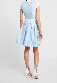 Robe bleu clair avec une texture à motifs, manches courtes en dentelle, taille cintrée et jupe évasée, avec une ceinture blanche et un détail de bordure en dentelle.