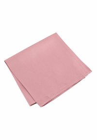 Gefaltete quadratische rosa Stoffserviette mit subtiler Rippstrukturoberfläche und abgesteppten Kanten auf weißem Hintergrund.