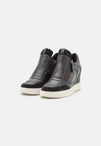 Schwarze Leder-Ankle-Boots mit Wedge-Absatz, seitlichem Reißverschluss, Wildlederelementen und einem strukturierten Einsatz an der Ferse. Gummisohle.