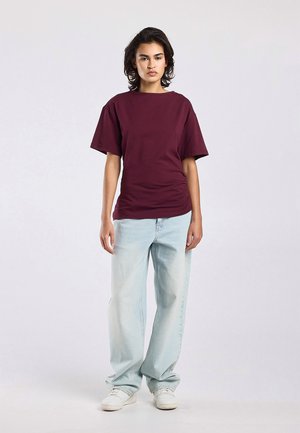 America Today, T-shirt print - bordeaux
