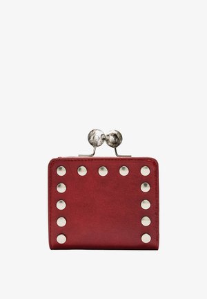 Czerwony skórzany portfel z akcentami w postaci srebrnych ćwieków wzdłuż brzegów i zapięciem na klamerkę z dwoma dekoracyjnymi okrągłymi gałkami na górze.