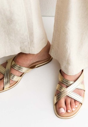 New Look Wide Fit, WIDE FIT   SCALLOPED FLAT MULES - Sandalias - gold