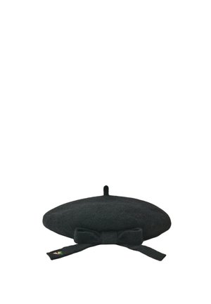 Béret en laine noire avec boucle supérieure et détail de nœud à l'avant, présenté sur fond blanc.