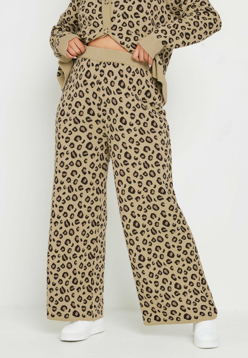 Beige vida byxor med breda ben som har ett leopardmönster i svart och brunt, med en mjuk stickad struktur och ett elastiskt midjeband.