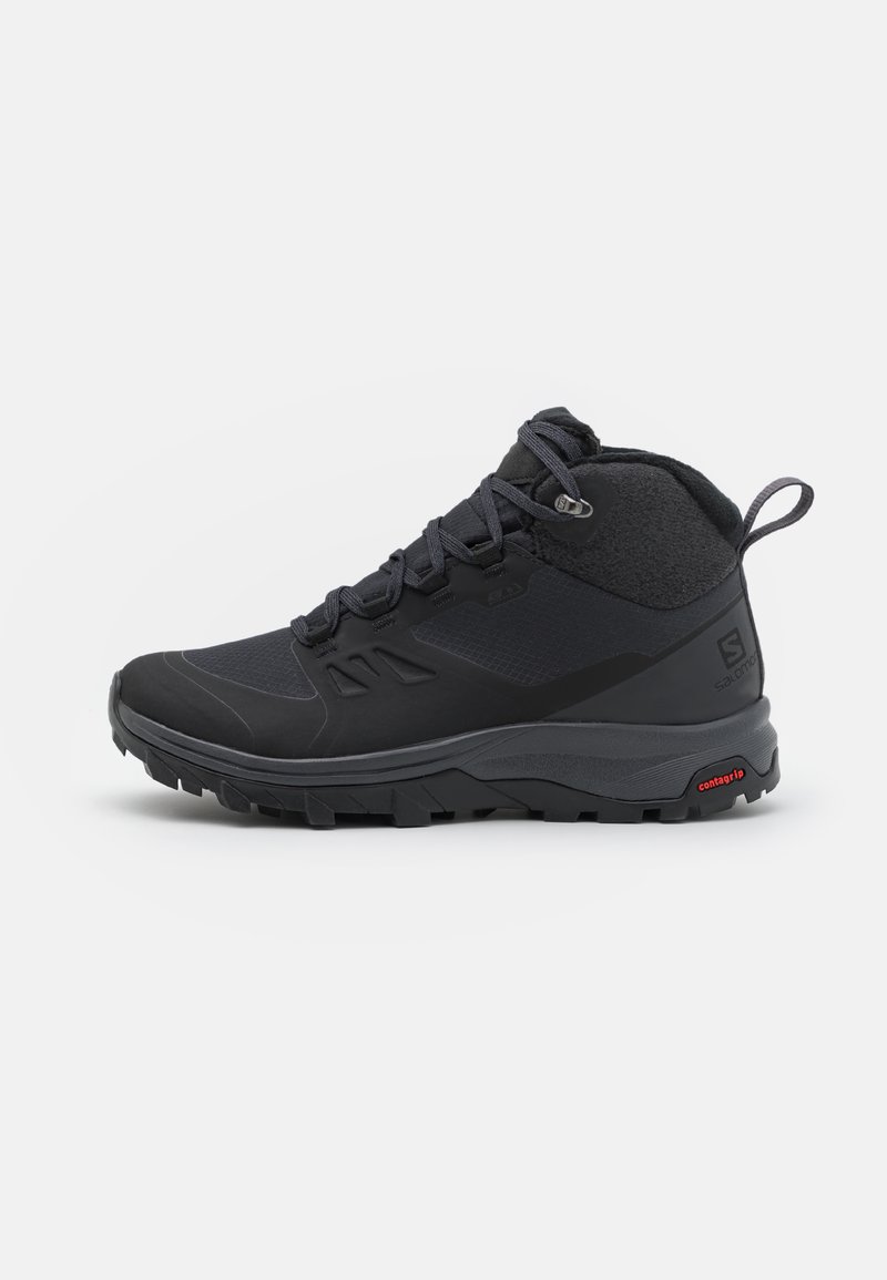 Bota de senderismo negra con un upper texturizado, puntera reforzada y suela de goma duradera con profundos surcos para tracción. Diseño con cordones.