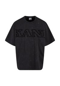 Melna liela izmēra T-kreklu, kam centrā ir teksturēts "KANI" logo. Izgatavots no mīksta auduma, tam ir apaļa kakla izgriezums un īsās piedurknes.